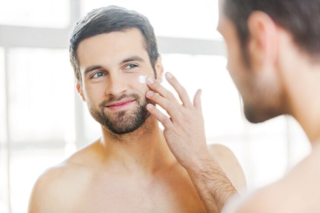 Comment les hommes peuvent faire une routine skincare ?