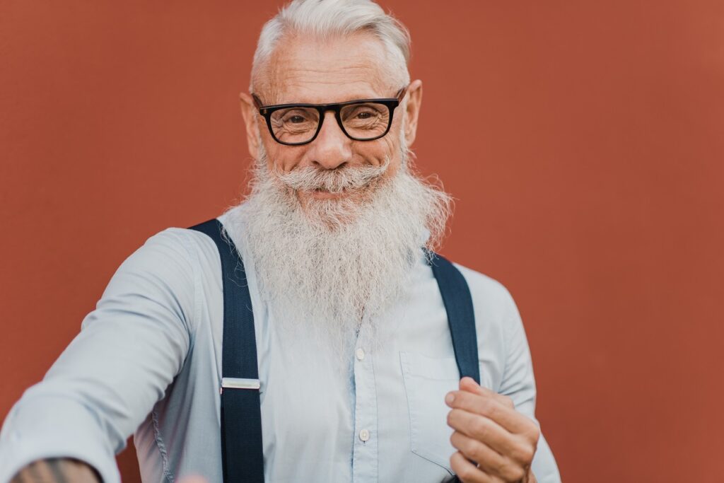 Homme senior heureux avec des vêtements et des lunettes modernes
